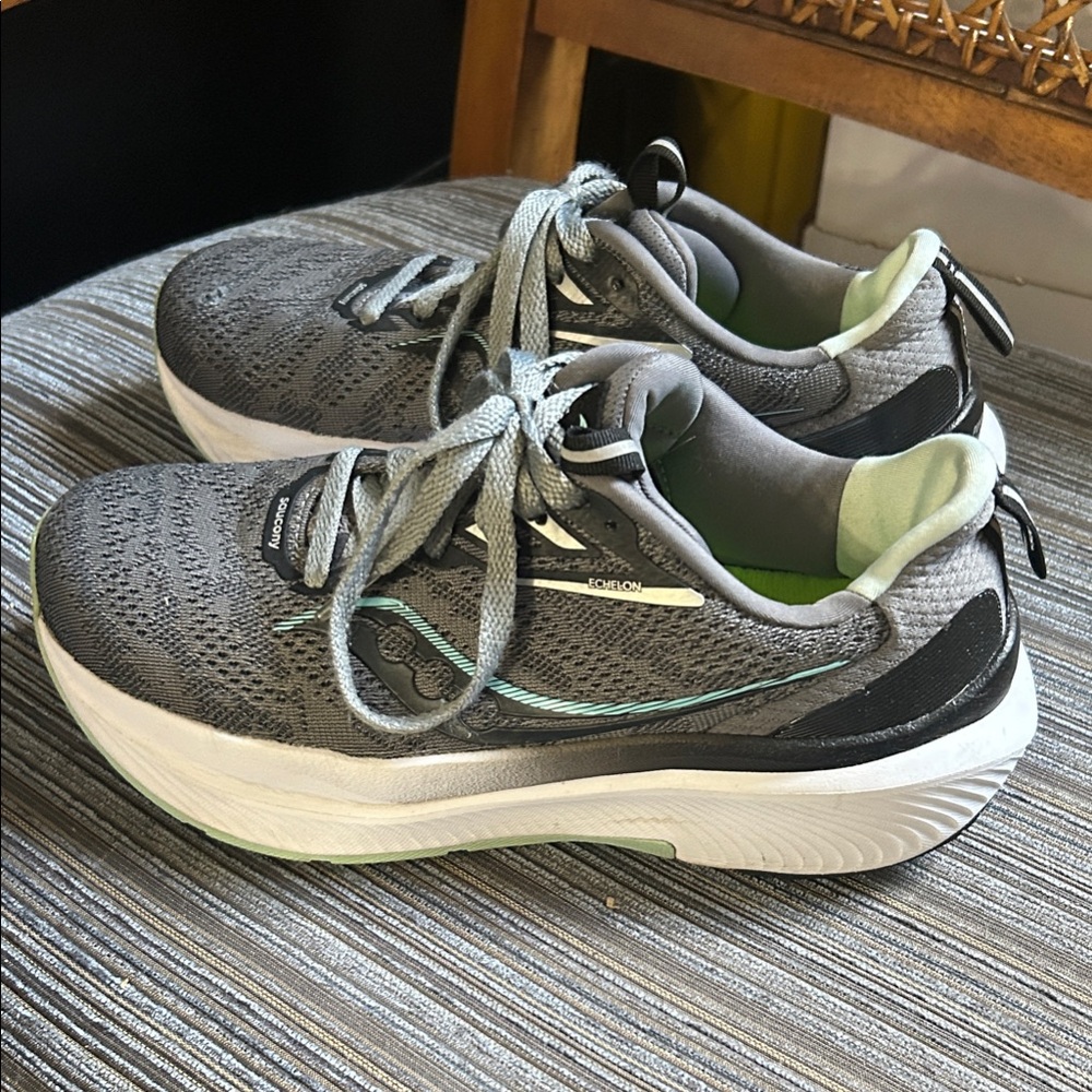 Women’s saucony 6.5 Wide Gray Running Shoes